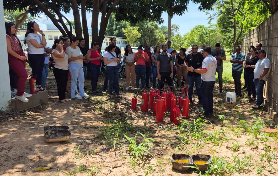 Servidores da saúde de Barreiras participam de capacitação sobre o uso de extintores